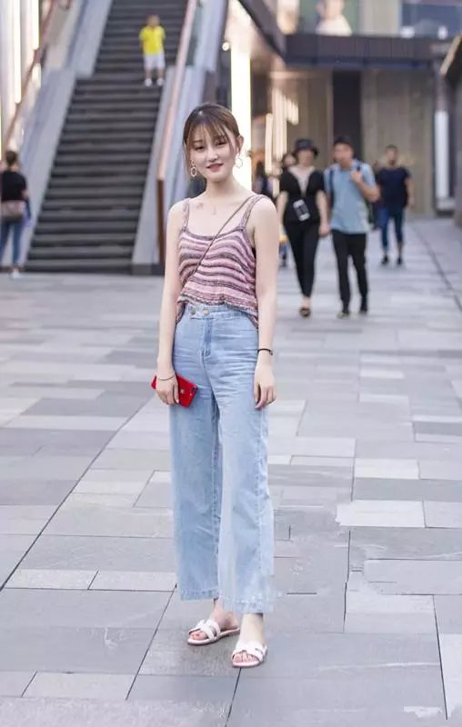 路人街拍，小姐姐身材苗条，脸蛋精致，搭配也很用心