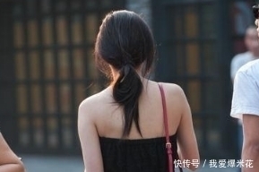  #赏心悦目#街拍：羞涩可人的小姐姐，秀出青春活力范，令人赏心悦目