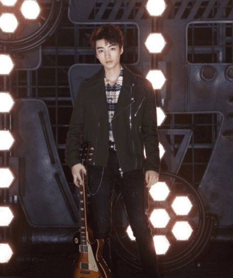 『刘海』难怪王俊凯不常换发型, 当他梳起刘海之后, 网友：判若两人