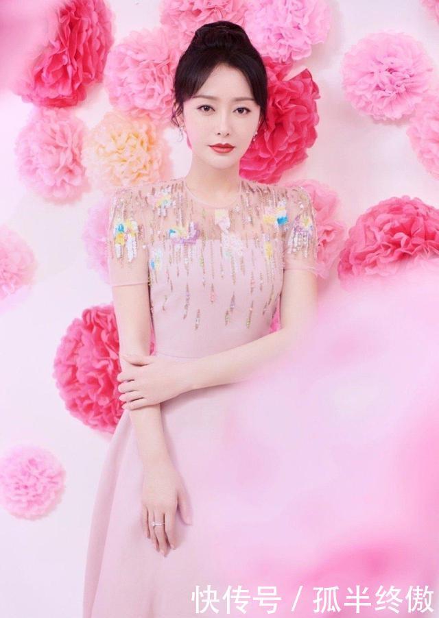 『美女』路人街拍,美女华丽典雅,一袭粉色的连衣裙,真让人羡慕
