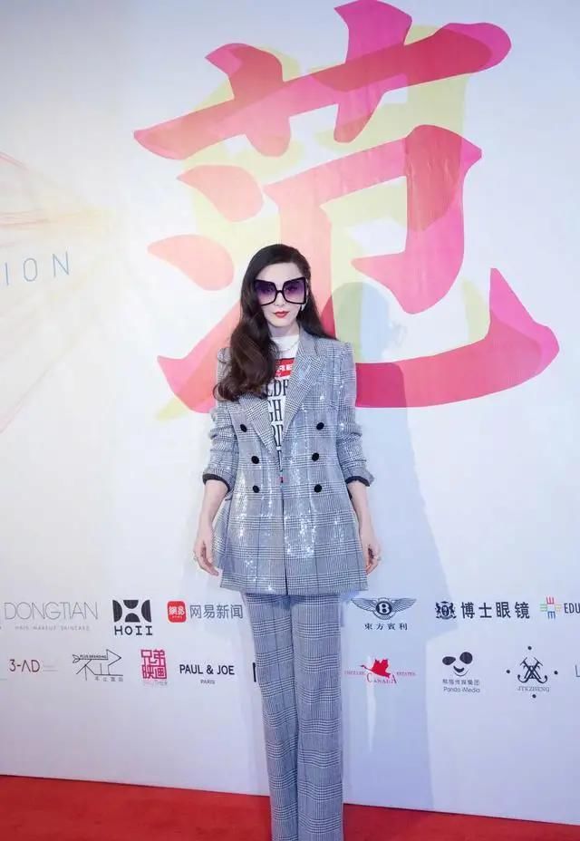  『格子』范爷愈来愈高姿态，穿亮片格子图案西装配线长卷发，超大型太阳眼镜气质A爆