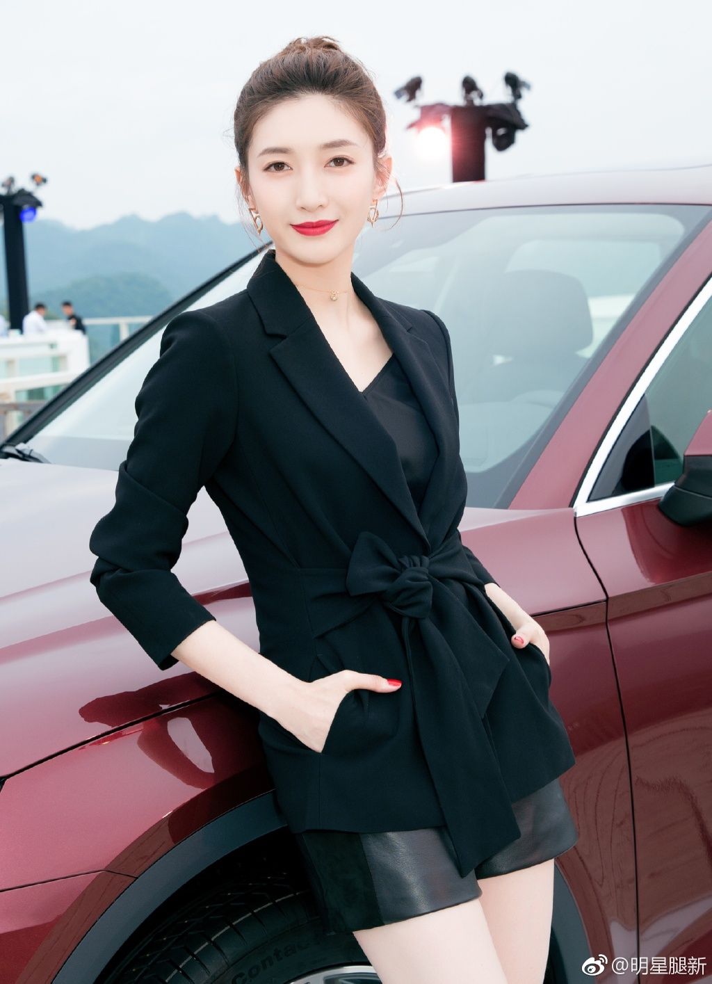 江疏影穿12公分一字带高跟鞋，搭配短裤 白皙美腿实在抢镜