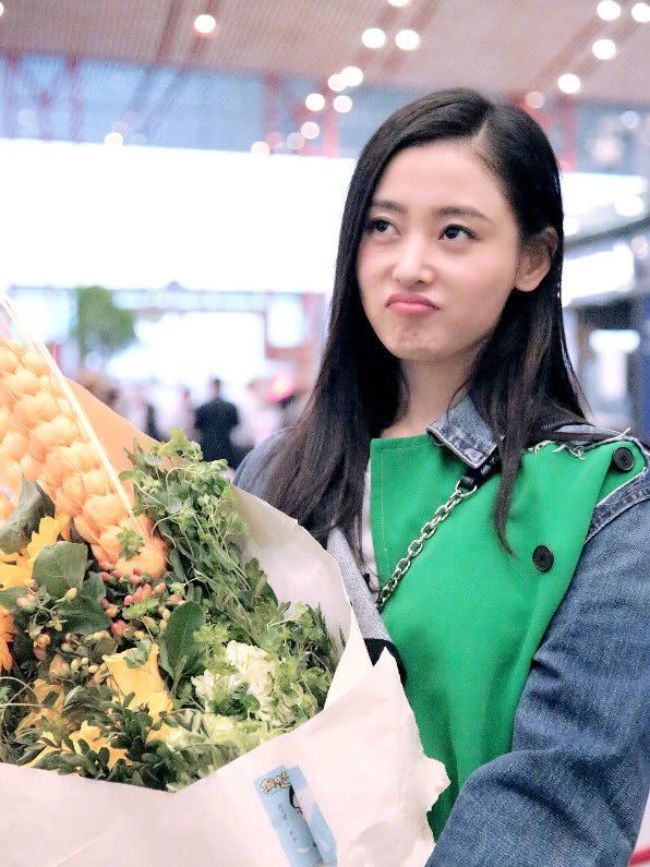 张天爱可真行，将一件衣服穿成了两件，还不快来学一下!