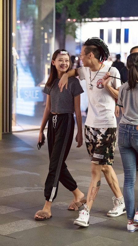 街拍时尚路人，简单随意的搭配，让这个夏天多了一份妩媚动人的美
