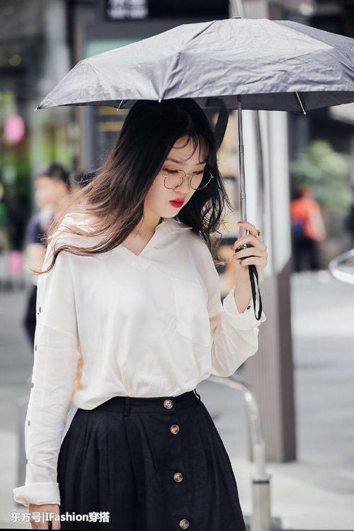 街拍：美女搭配一件绑带连衣裙，背影实在是太性感