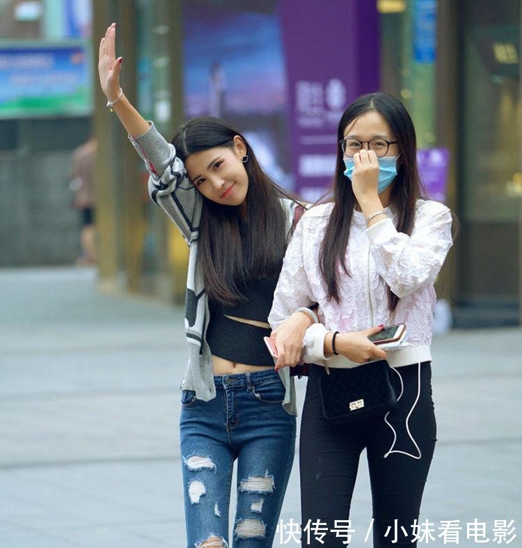 路人街拍，小姐姐高挑动人，牛仔裤让小蛮腰体现的淋漓尽致