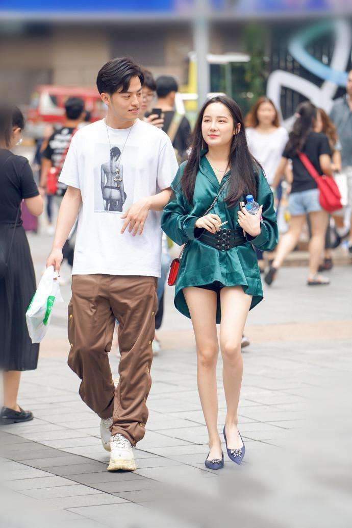 街拍: 一字肩连衣裙, 尽显成熟女人魅力