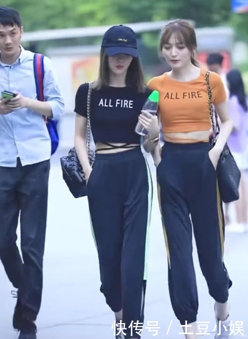  『右边的女孩』姐妹花穿闺蜜装上街，我喜欢肉肉的那个，要是你呢？