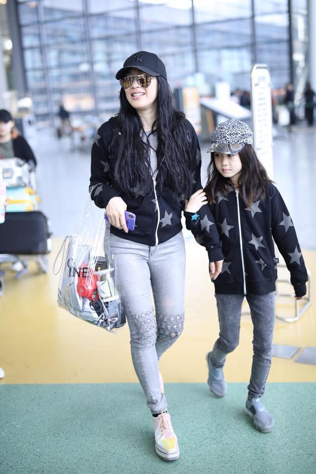 钟丽缇够了，运动裤都穿成紧身款了！网友：鞋子才是万年不变款！