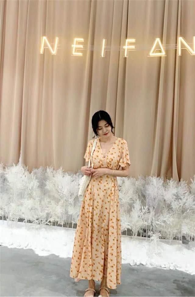  #齐腰连衣裙#今年火了一种“齐腰裙”，这么搭时髦又高级，一半以上的人都在穿