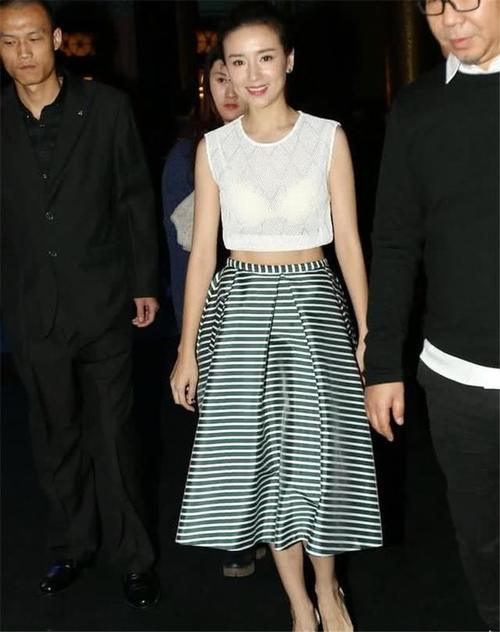 董洁真敢穿，蕾丝上衣太透了，网友：越来越有女人味了