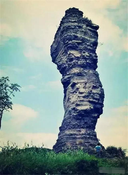 云南深山里发现一奇石,屹立千万年不倒,外形形似伫立的人