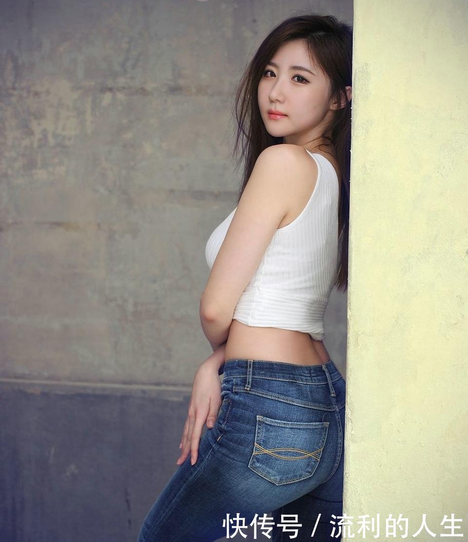 街拍: 美女穿紧身牛仔裤美照, 漂亮大方又吸引人