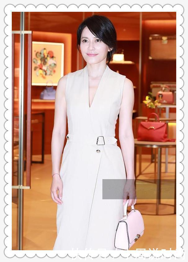 当俞飞鸿和高圆圆同穿深V裙那一刻,我才知道什么叫气质如兰!!