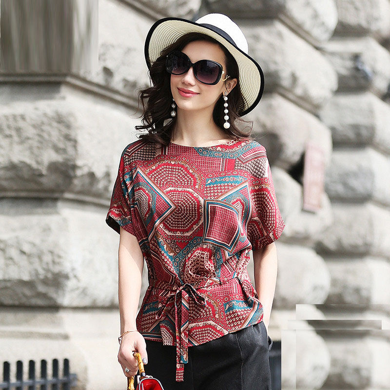 月入2万的姐姐真会打扮,穿这样的上衣+阔腿裤套装,太有女人味