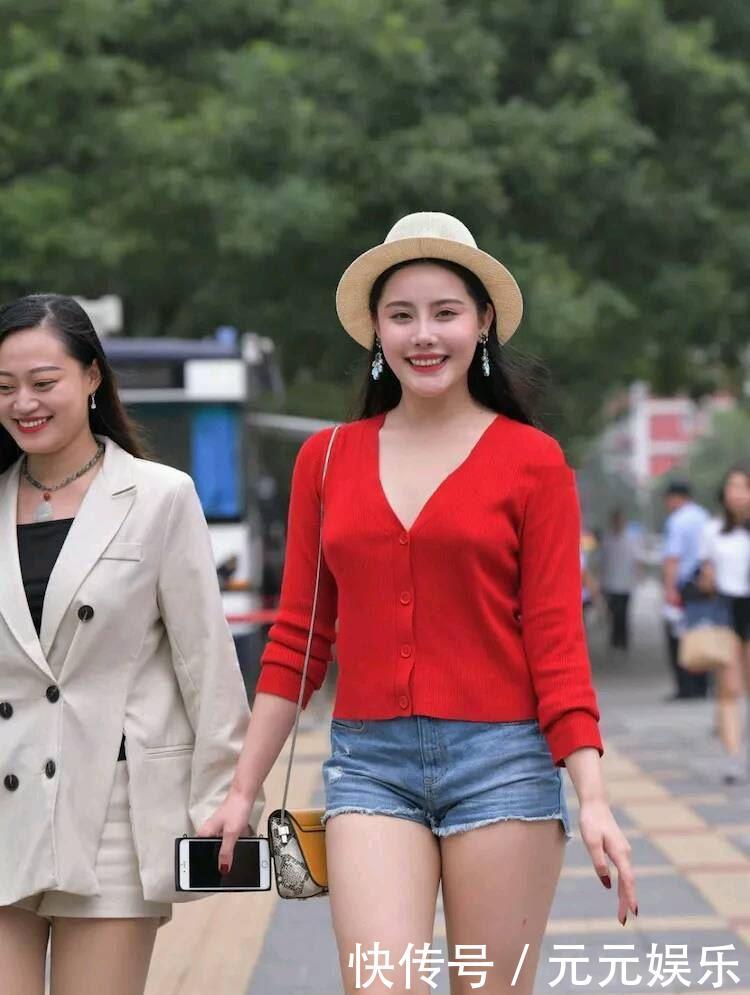 街拍！美女真会穿搭，穿上迷你连衣裙，打造纤纤大长腿几乎无敌！