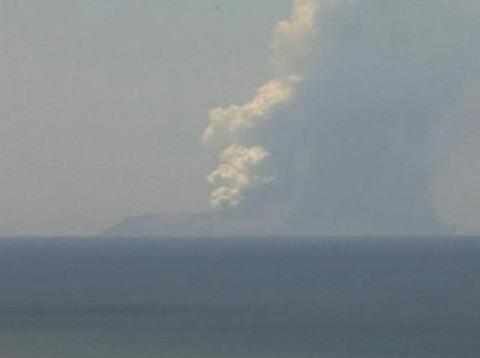 怀特岛火山喷发 约20人轻重伤，救援直升机现已升空