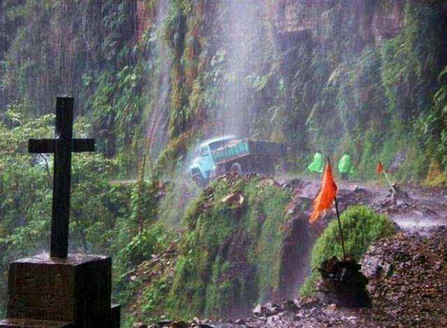 全球第一夺命公路，每年300人丧生于悬崖，敢走的司机胆得多大