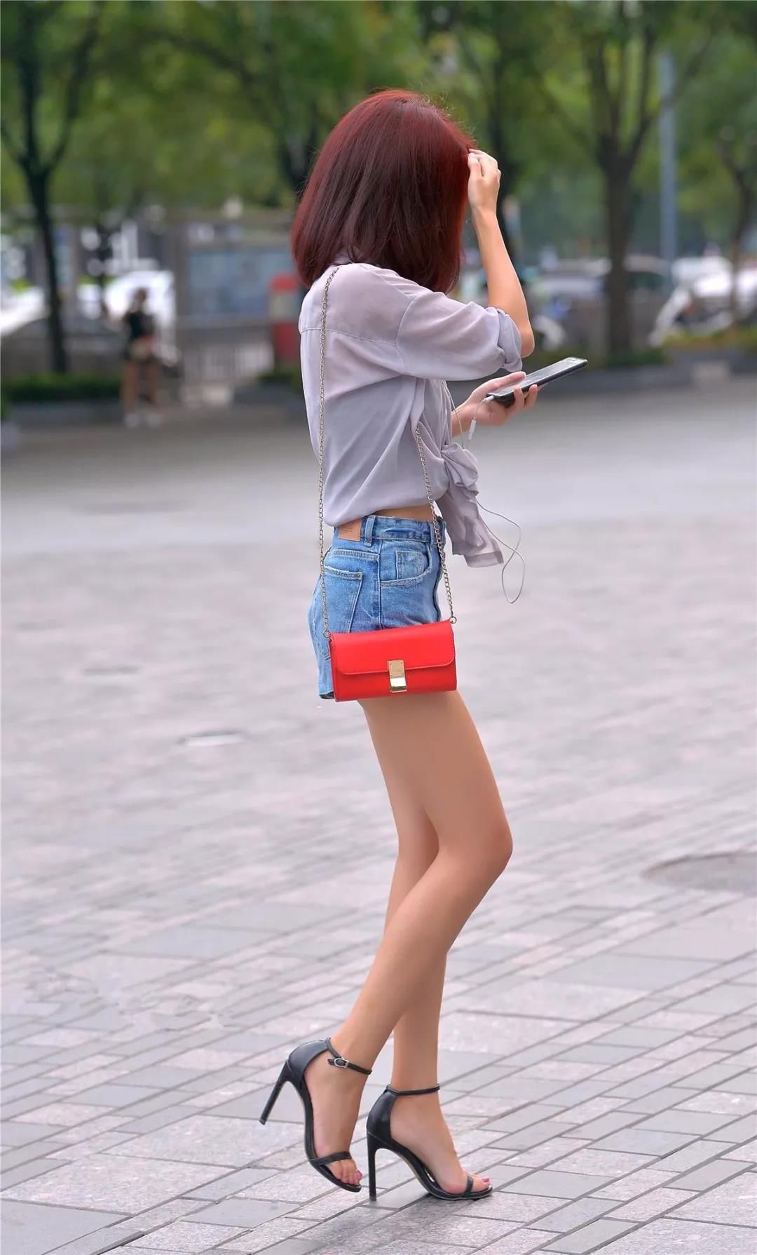 街拍路人，衬衫+牛仔裤+高跟凉鞋的穿搭参考，让你彰显女王气场