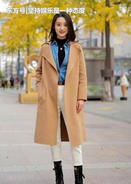 『气质』街拍:瑰姿艳逸的美女,一件白色上衣配黑色短裙,时尚魅力气质