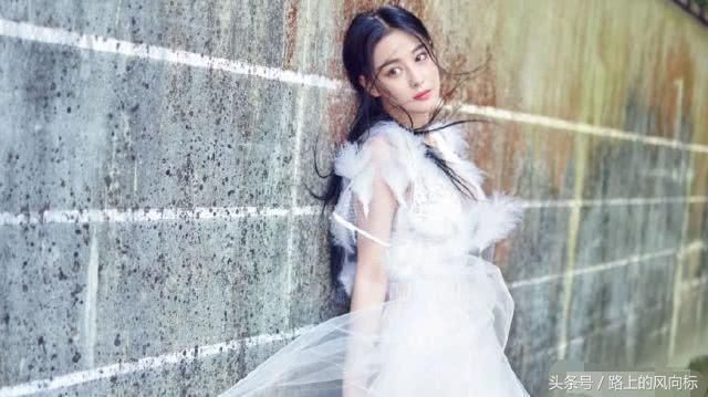 张馨予穿着西装霸气的御姐范,上半身好像穿倒了的裤子!