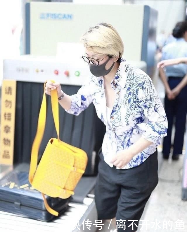 「显腿短」毛阿敏罕见现身机场,穿陶瓷衬衫配五分裤亮相,57岁素颜也不见老
