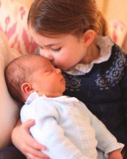 夏洛特小公主不只穿哥哥的针织外套, 连哈里叔叔30年前的鞋也穿