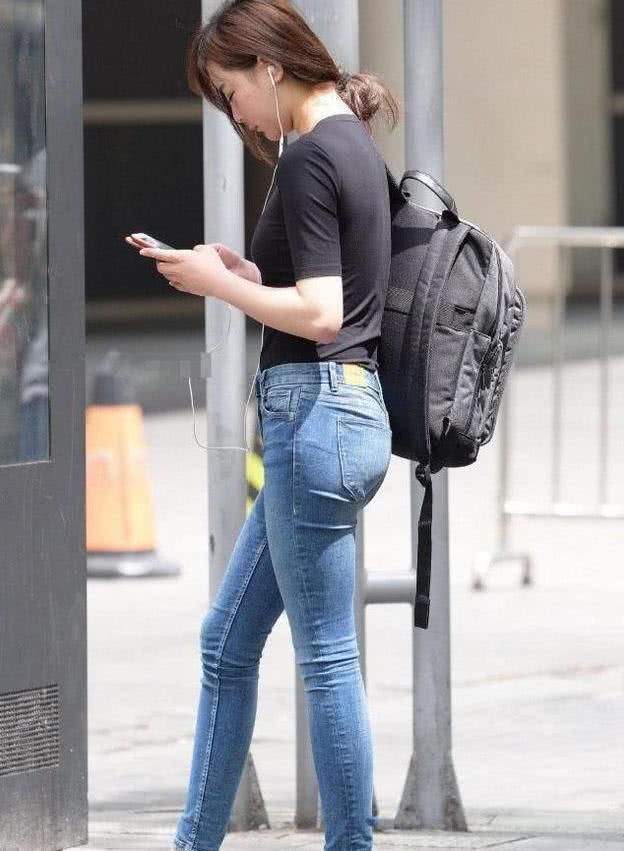 牛仔裤能优化你的腿型，更加凸显小姐姐的韵味身材，让美更简单