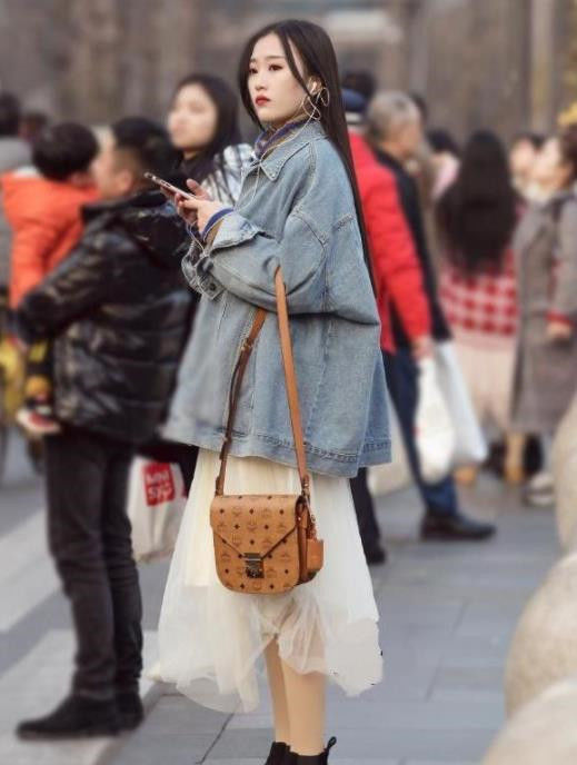 身材|街拍:千娇百媚的微胖美女,身材娇好,御姐范十足