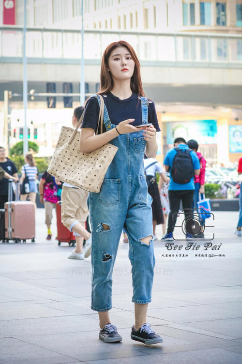 路人街拍，淑女气质的背带休闲牛仔裤小姐姐