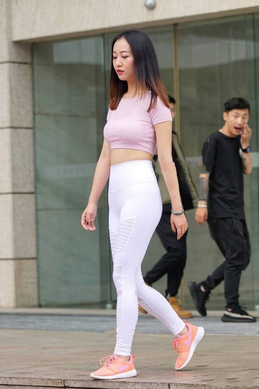 小姐姐白色紧身裤大秀身材，抬腿的瞬间展露好身材