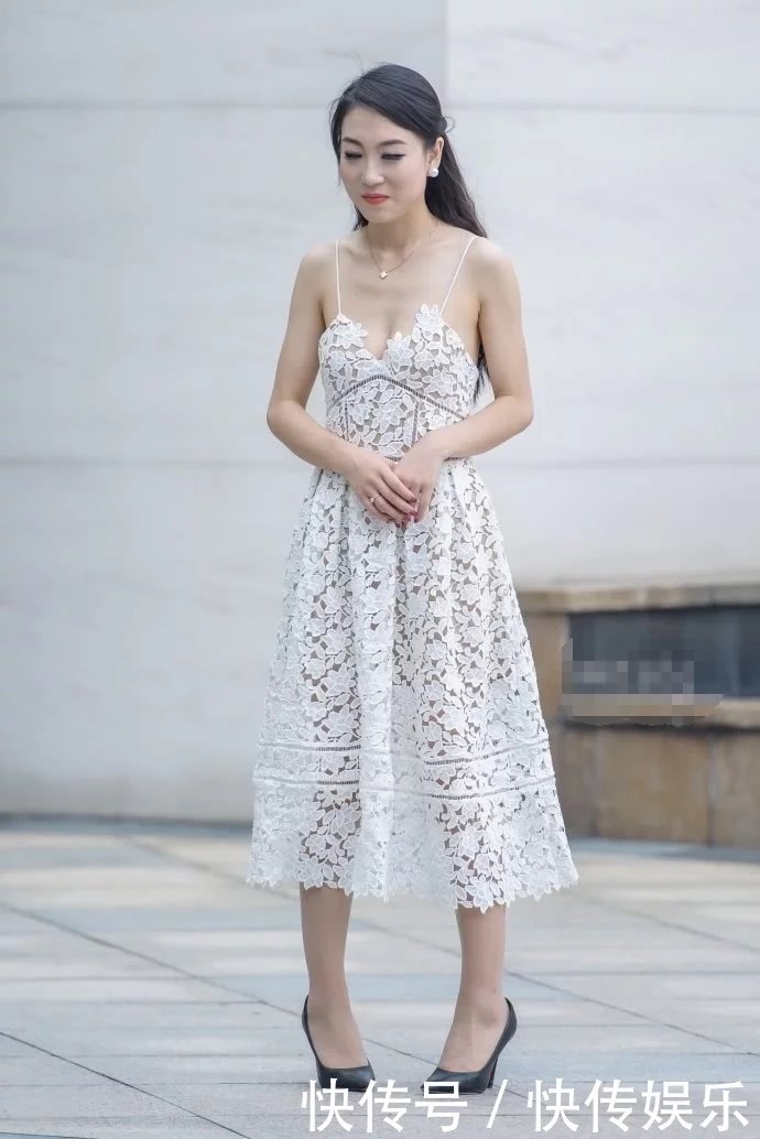 性感小姐姐，白色连衣裙显得格外年轻，有着动人的身材像魔鬼一样