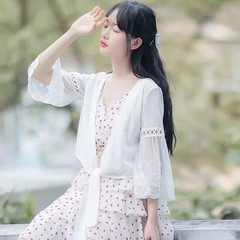 「却怕」想穿吊带裙却怕太露?试试衬衫和吊带裙叠穿,清新时尚又优雅