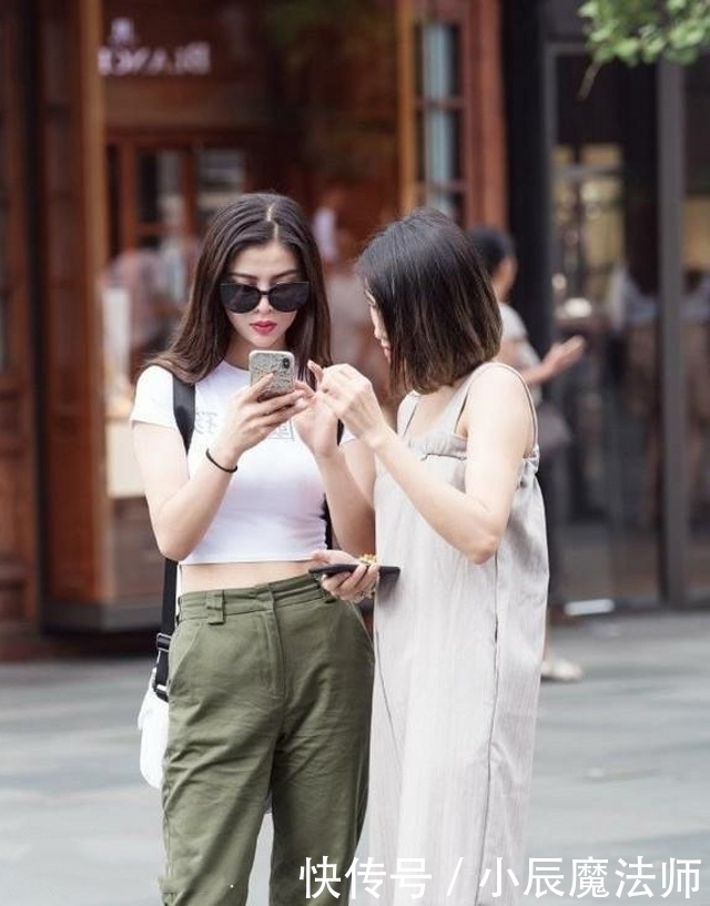 美女■路人街拍,美女穿一袭蓝色的裙子看起来非常舒服,被美到了!