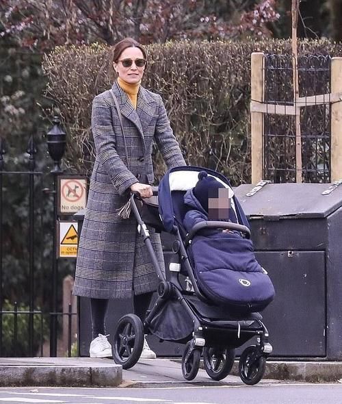 『保养』凯特36岁妹妹穿1千2大衣真显老！学姐姐穿墨绿色？富太太不保养？