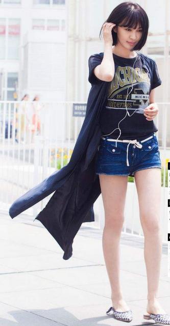 李菲儿又来机场作妖了！短裤只能遮住胯，网友：还好穿了打底裤！