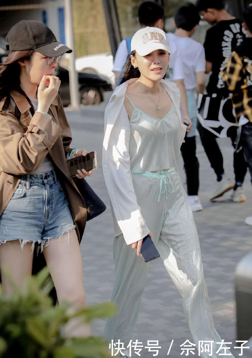  『舒适』非常知性的穿搭Look，绸缎吊带套装+白衬衫，简单舒适又显女人味