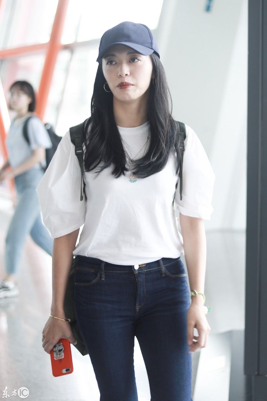 姚晨戴棒球帽穿白色T恤搭配深蓝色牛仔裤现身机场皮肤白皙