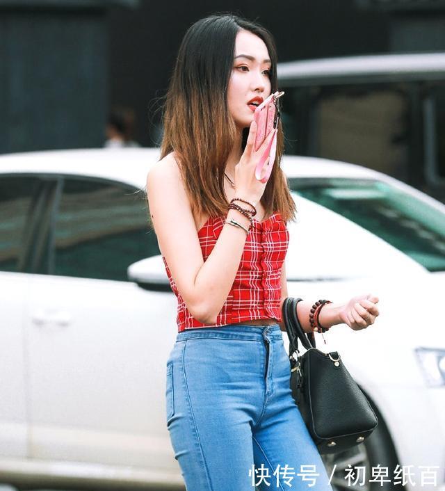 优雅@凸显优雅性感的身材，街拍：小姐姐紧身牛仔裤