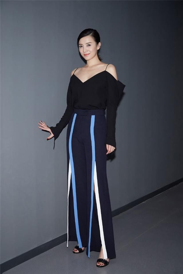 宋佳一身紫色长裙现身，腰带勒得好紧，网友：一般人穿能丑哭！