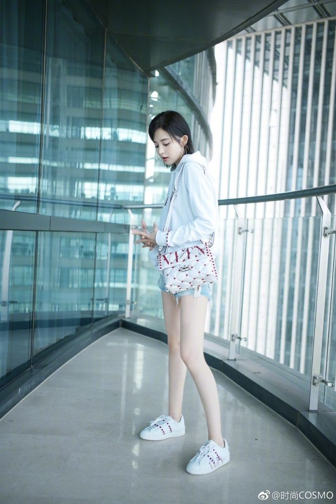 娜扎示范夏季清爽穿搭 元气满满长腿吸睛