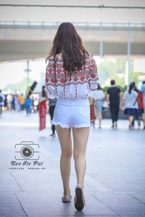 路人街拍，有点古典的小姐姐