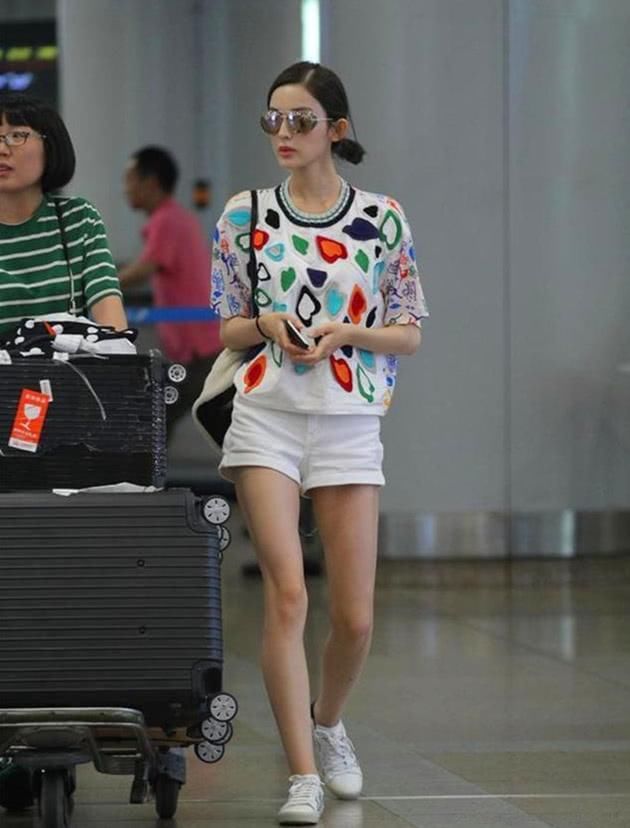 古力娜扎不走寻常路，偏要自己剪短裤穿，只是这长度她穿都显腿短