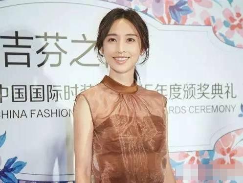 李沁张俪相差六岁，就因为搭配不同，在时装周上却变成了少女与大