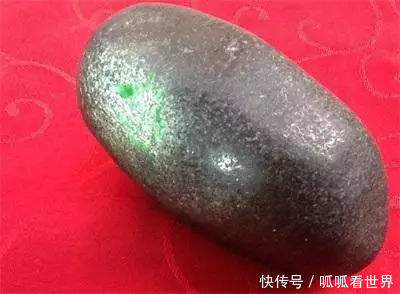  「大叔」农民大叔深山挖出块石头坚称是翡翠，不小心磕掉一块，