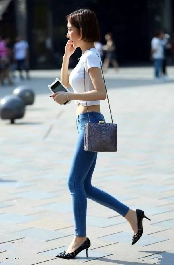 小美女|街拍:完美身材的小美女,曼妙有致的身姿,真漂亮