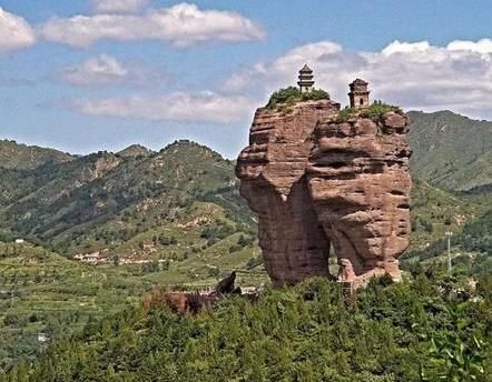 中国“最险峻”的寺庙，横跨两座山悬空两千米，让人感叹古人“巧