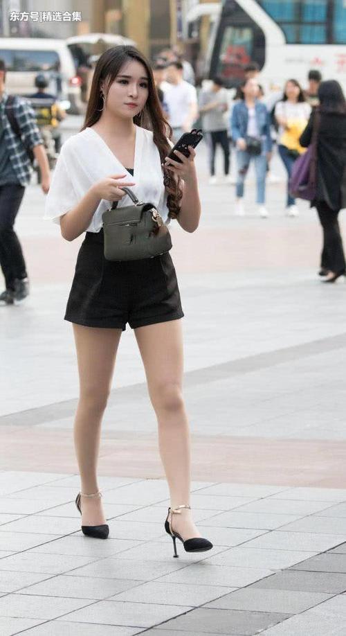 街拍：小姐姐穿黑色超短裤秀出微胖的大腿，散发成熟女人的魅力