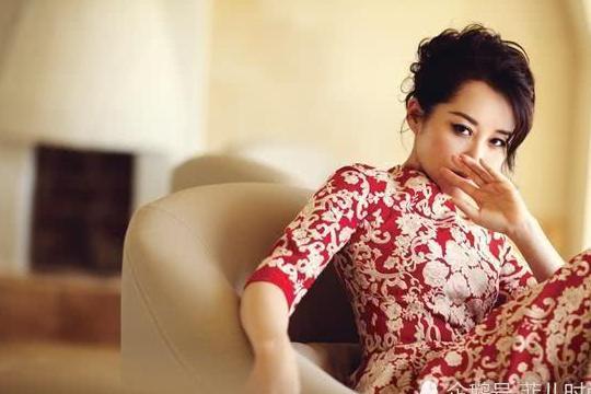 许晴不得了！全身就只穿了件粉色西装，为了秀腿真是豁出去了！