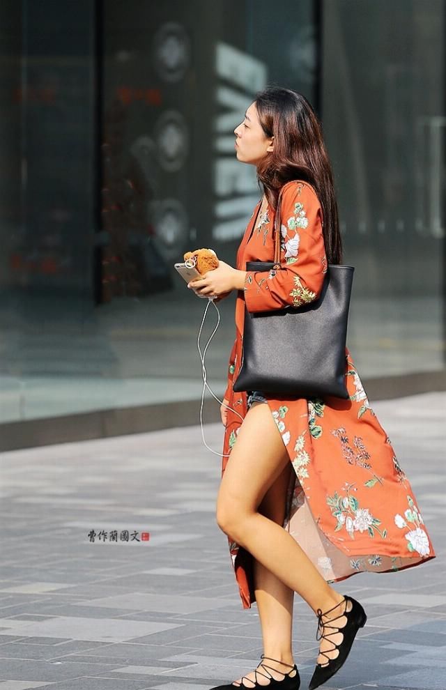  「自信」街拍：对美腿颇有自信的平底鞋美女